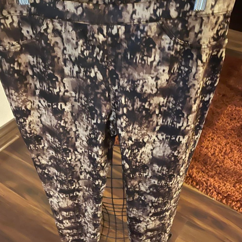 WOMEN'S LEGGINGS ANIMAL PRINT sz. MED. NEW